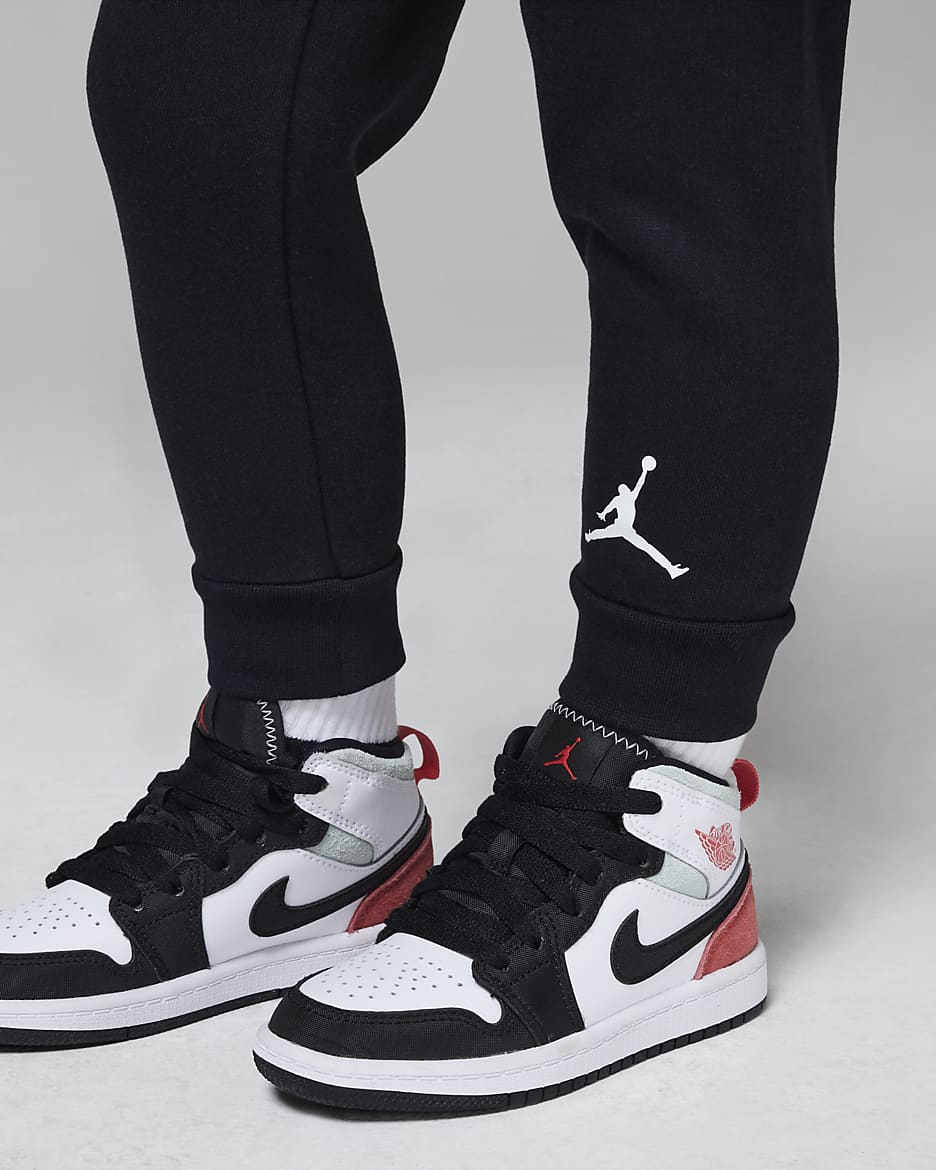 Conjunto de playera y pants para bebe Line Up Jordan. Nike